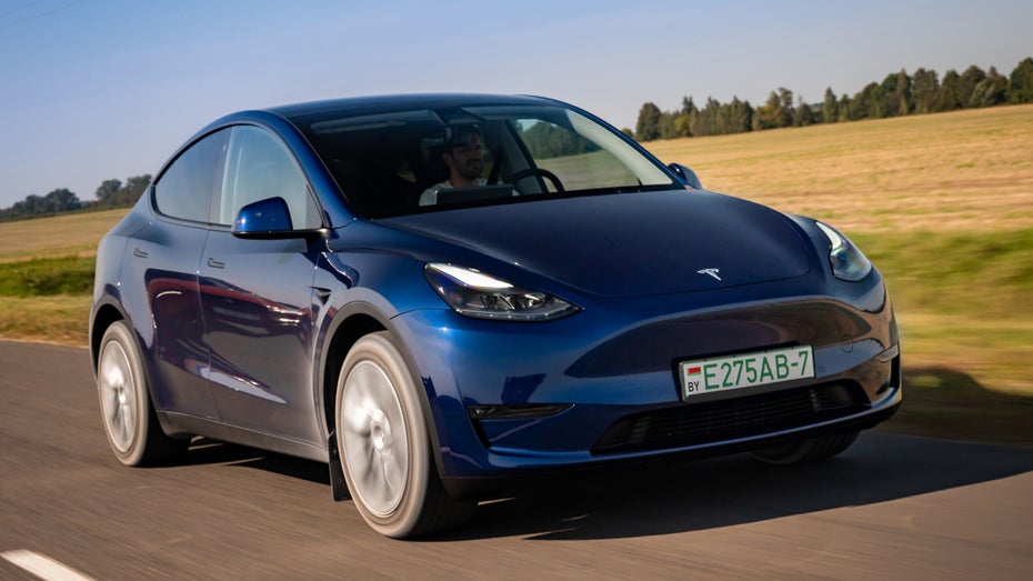 Sinnlos oder gute Idee? Tesla-Fahrer baut sich ein Solardach für sein Model Y