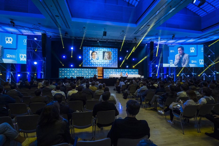 Bits & Pretzels Bühne 2019. (Foto: Die drei Bits & Pretzels-Veranstalter 2019 mit Barack Obama. V.l.n.r.: Andy Bruckschloegel, Felix Haas, Barack Obama, Bernd Storm van’s Gravesande. (Foto: Dan Taylor)