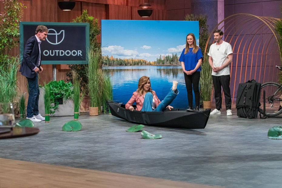 Beim Pitch von CLR Outdoor: Carsten Maschmeyer und Judith Williams, mit dem Gründerteam Constanze Lenau und Daniel Schult. 