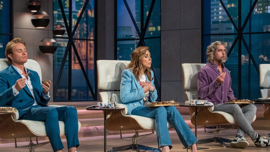 Für die Jury gab es in dieser Folge mehrere Kostproben: Nico Rosberg, Judith Williams und Nils Glagau (von links) testen in diesem Bild gerade Granola-Mischungen. (Foto: RTL/Bernd-Michael Maurer) DHDL-Nachlese: Blinker-Armreif, Spiegeltrick und Ayurveda-Granola