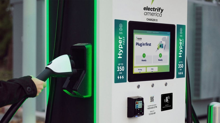 Electrify America will das Laden vereinfachen. (Foto: Electrify America) EV laden einfacher gemacht: Anbieter von Ladestationen will den Vorgang vereinfachen