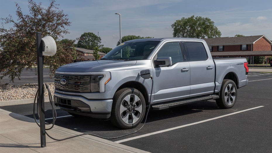 E-Autos von Ford könnten bald nur noch bei zertifizierten Händlern zu finden sein. (Foto: Shutterstock / Jonathan Weiss) Ford-Händler brauchen bald Erlaubnis vom Konzern, um Elektrofahrzeuge zu verkaufen