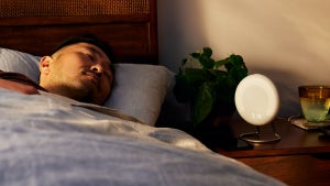 Kontaktloser Schlaftracker für den Nachttisch: Amazon stellt Halo Rise vor