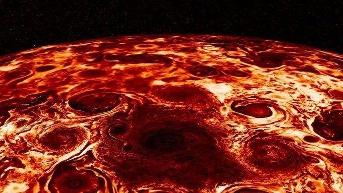 Zyklone um den Jupiter-Nordpol. (Nasa/JPL-Caltech/SWRI/ASI/Inaf/Jiram) Zyklon-Ballett: Darum sind die Riesenstürme um die Jupiter-Pole so stabil