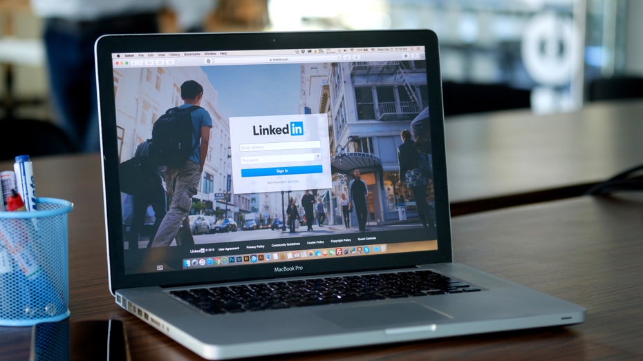 Linkedin hat Experimente mit den Nutzern durchgeführt. (Foto: Bongkarn Graphic/Shutterstock) 20 Millionen Nutzer betroffen: Linkedin experimentierte heimlich mit Kontaktvorschlägen