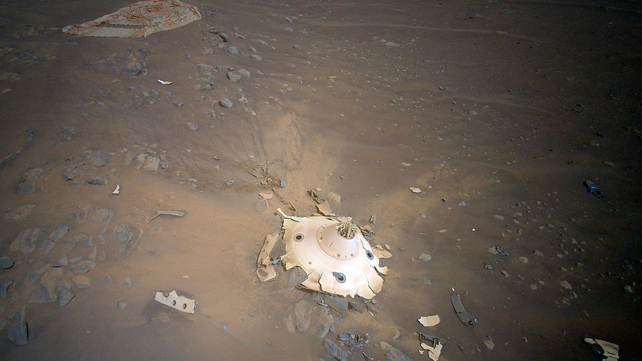 Müll auf dem Mars: Überbleibsel von der Perseverance-Landung. (Foto: Nasa/JPL-Caltech) Müllkippe Mars: So viel Schrott haben die Marsmissionen bereits hinterlassen