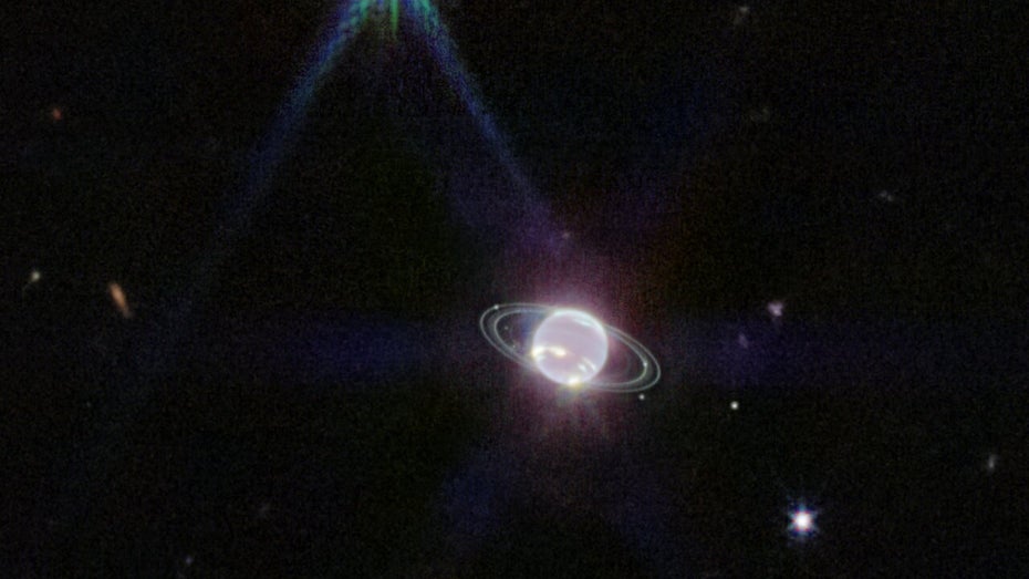 Neptun hat 14 bekannte Trabanten, von denen sieben auf dem Bild der Webb-Nahinfrarotkamera (NIRCam) sichtbar sind. (Bild: NASA/ESA/CSA and STScI)