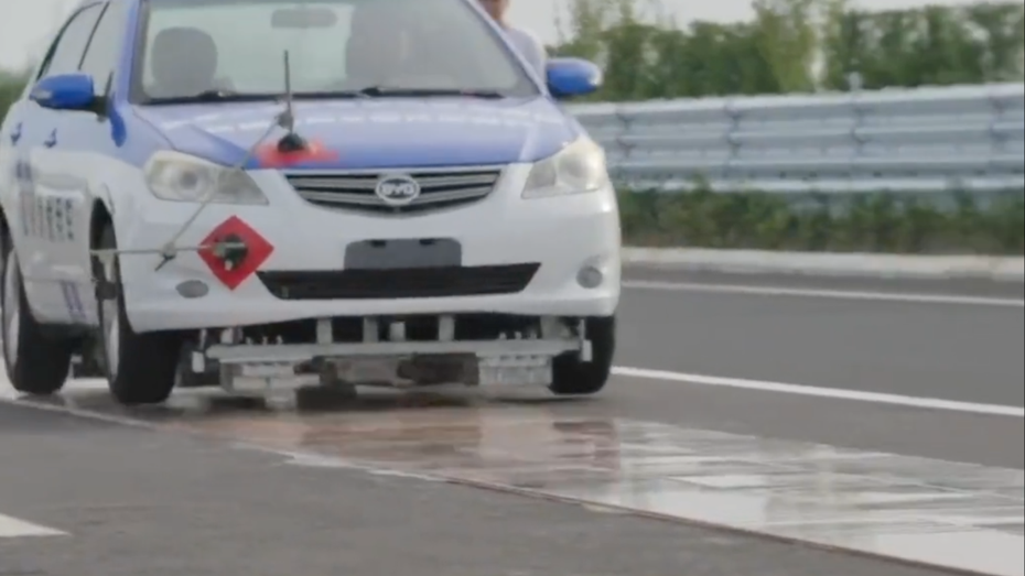 Der handelsübliche Pkw wurde modifiziert: Mit Magnetschwebebahntechnologie kann er schweben. (Screenshot: QinduoXu - Twitter / t3n) Test in China lässt Auto mithilfe von Magneten über umgebaute Straße schweben