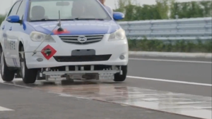 Test in China lässt Auto mithilfe von Magneten über umgebaute Straße schweben