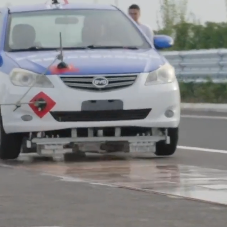 Test in China lässt Auto mithilfe von Magneten über umgebaute