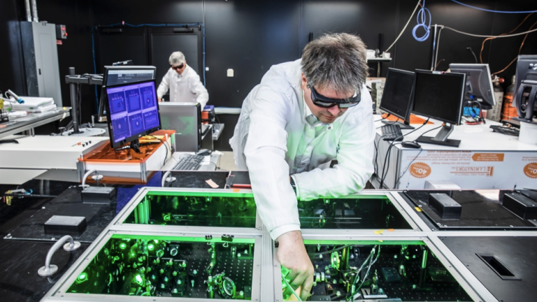 CEO Hegelich bei der Arbeit. (Foto: Tau Systems) Cern günstiger und kleiner: Unternehmen plant Teilchenbeschleuniger für die Wirtschaft