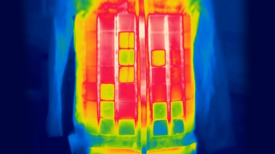 Tarnjacke à la Volleback – bei Infrarotlicht scheint es zu funktionieren. (Bild: Vollebak) Tarnmantel bald Realität? Fashion-Startup Vollebak ist überzeugt