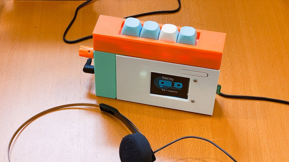 „WALKMP3RSON“ (gesprochen: „Walkperson“) kombiniert den Walkman der 1990er mit MP3. Das Ergebnis sind jede Menge Retro-Gefühle – und ein erstaunlich durchdachtes Innenleben. (Bild: John Park) „WALKMP3RSON“ (gesprochen: „Walkperson“) kombiniert den Walkman der 1990er mit MP3s. Das Ergebnis sind jede Menge Retrogefühle – und ein erstaunlich durchdachtes Innenleben. (Bild: John Park)
