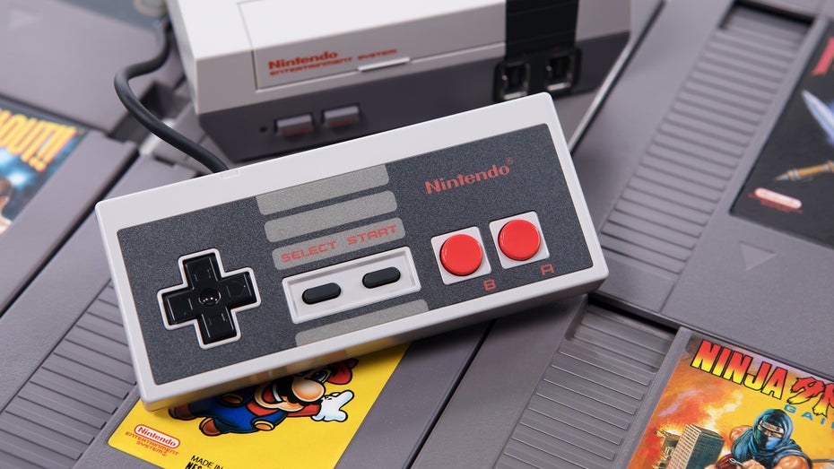 Nintendo NES: In diese Konsole passt die seltene Game-Cartridge. (Foto: Shutterstock/Robtek) Nintendo NES