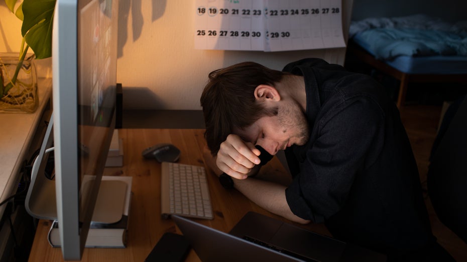 Burn-outs und schlimmere Konsequenzen folgen auf die Crunch-Kultur. Sie beutet Entwickler:innen aus und lässt sie zwischen 70 und 100 Stunden in der Woche arbeiten. (Symbolbild: Girts Ragelis/ Shutterstock.com) Studiochef prahlt mit übermäßiger Arbeitsbelastung im Team – und entschuldigt sich später