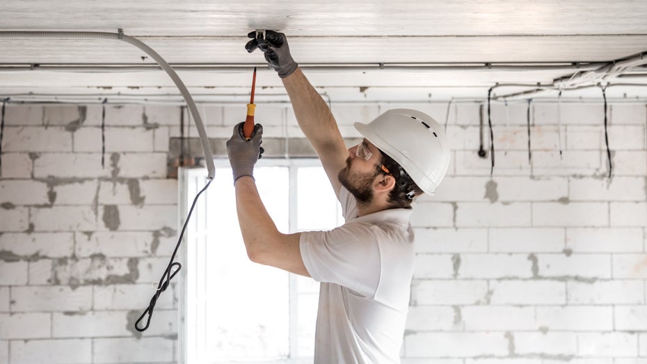 Hohe Baukosten, steigende Finanzierungszinsen und eingeschränkte Fördermöglichkeiten – die Baubranche hat es derzeit schwer. (Bild: PV productions) Wohnungsbau: „Es ist eine einzige Katastrophe derzeit“