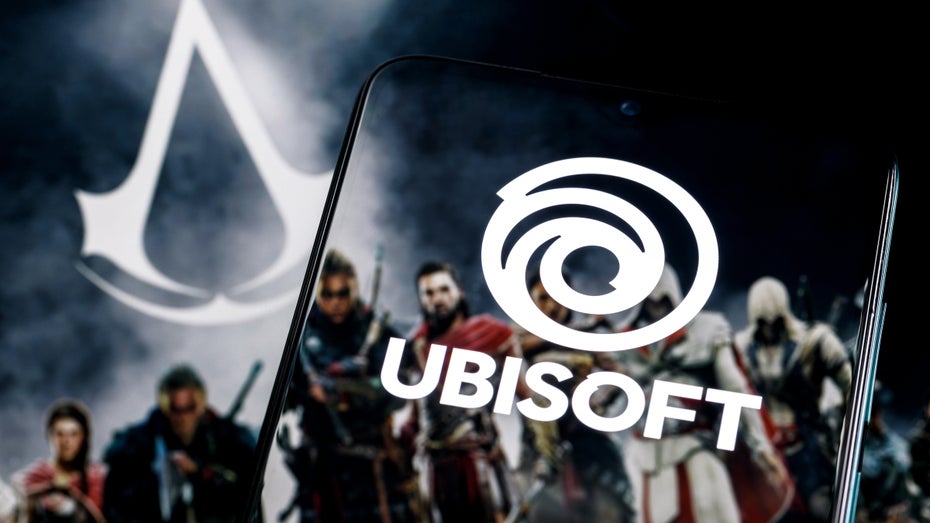 Assassin's Creed und weitere Ubisoft-Marken gehören künftig einer Tochtergesellschaft. (Bild: Shutterstock/Sergei Elagin) Ubisoft gibt wichtige Marken ab und beteiligt Tencent: Wie es künftig mit Assassin’s Creed und Co. weitergeht