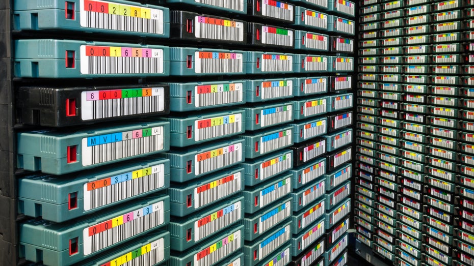 Auf LTO-Datenkassetten können Unternehmen riesige Datenmengen speichern. (Foto: Shutterstock/Alexey Kotikov) Konkurrenz für SSD: Auf neue Magnetbandspeicher sollen 1,4 Petabyte Daten passen