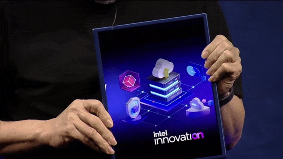 Das Display lässt sich einfach herausziehen. (Foto: Intel) Prototyp: Intel und Samsung zeigen ausfahrbares Display für PCs