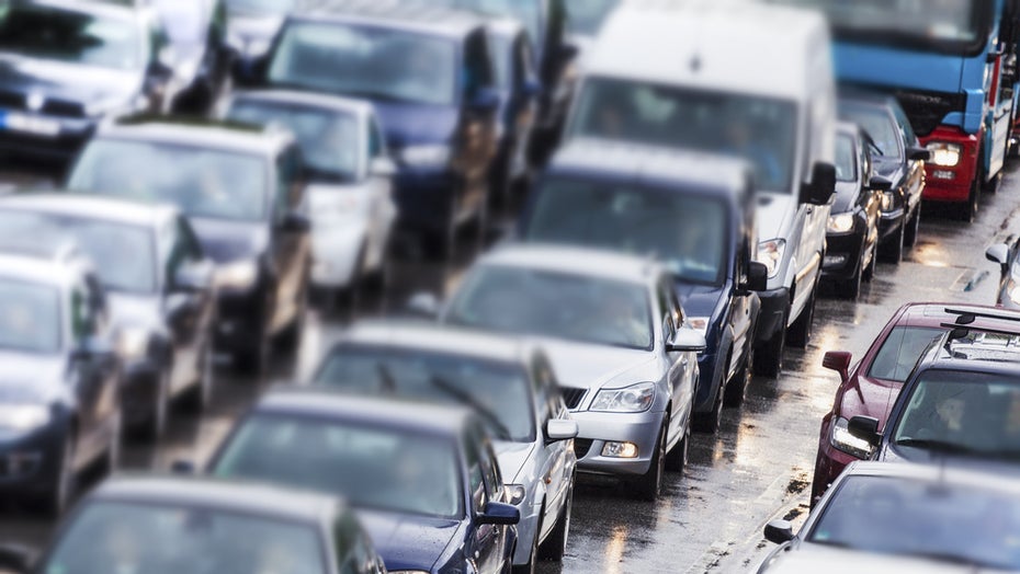 Autolawine im Stau – geht das auch anders? (Foto: Ralf Gosch/Shutterstock) Deutsche Forscher: Autofahren darf sich nicht mehr lohnen