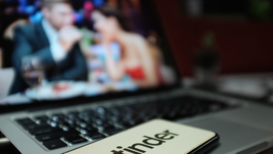 Tinder im Büro: Neue Versteckfunktion für den Desk Mode. (Foto: Daniel Constante/Shutterstock) Tinder im Büro: Mit neuem Desk-Mode-Feature heimlich am Schreibtisch flirten
