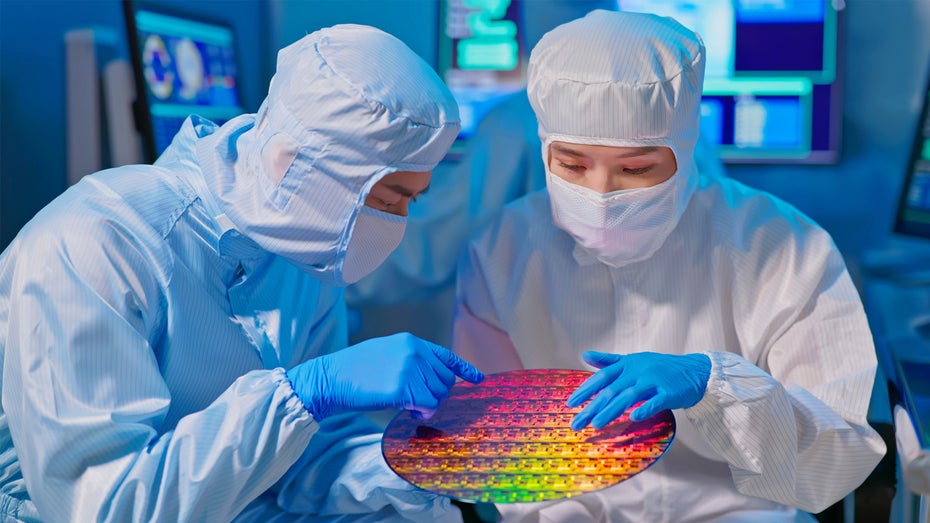Die USA möchte Chips vermehrt im eigenen Land produzieren. (Foto: Shutterstock / aslysun) Weitere Restriktionen: USA verbieten Tech-Unternehmen den Bau von Fabriken in China