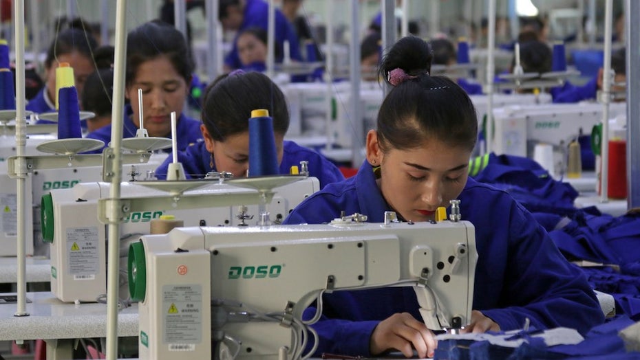 Uigurische Arbeiterinnen in Fabrik in Xinjiang. (Foto: Azamat Imanaliev/Shutterstock) Kampfansage an China: EU verbietet alle Produkte, die in Zwangsarbeit entstanden sind