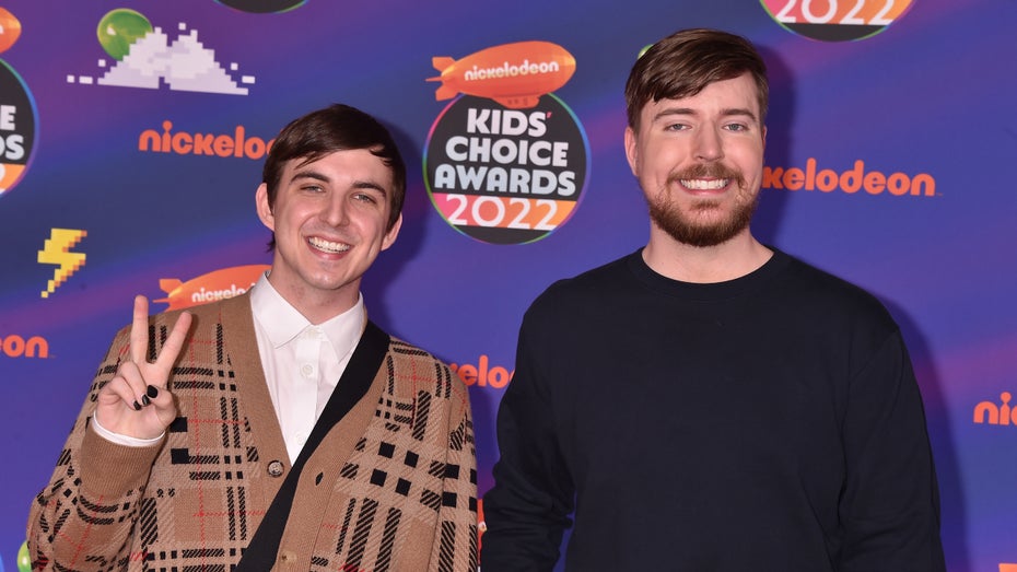 Chris Tyson (links) und MrBeast bei den Nickelodeon Kids' Choice Awards 2022. (Foto: picture alliance / Jeffrey Mayer/JTMPhotos/MediaPunc) Vom Influencer zum Unicorn? Das ist MrBeasts neuester 150-Millionen-Coup