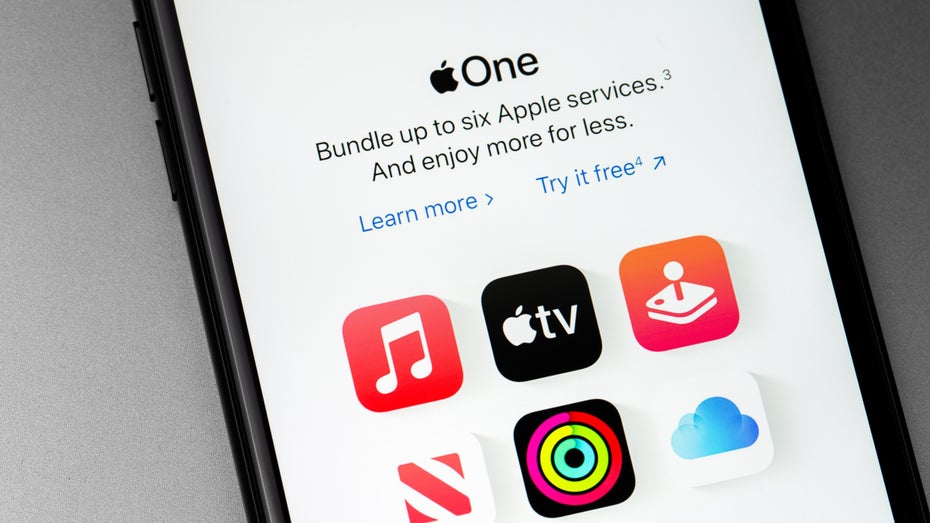 Auch für das Paket Apple One, das Apple Music, TV+, Arcade, Cloud+ und Fitness+ einschließt, müssen Abonnenten nun mehr berappen. (Bild: Primakov/ Shutterstock.com) Apple erhöht Preise für Abodienste Music, TV+ und One