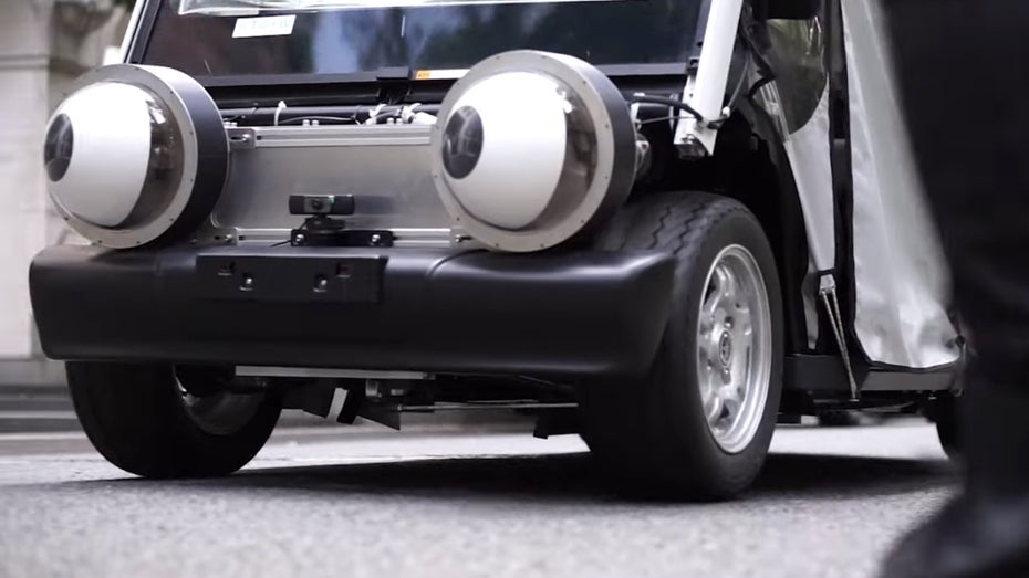 Roboteraugen an Autos zeigen, was das Auto gerade wahrnimmt. Wer nicht „angesehen“ wird, bleibt lieber am Straßenrand stehen. (Screenshot: Universität Tokio/t3n.de) Autonomes Fahren: Riesenaugen für Autos sollen Fußgänger schützen