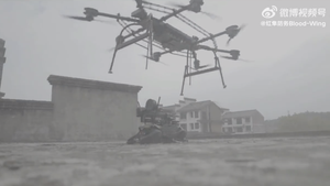 Video: Drohne setzt bewaffneten Roboterhund aus der Luft ab