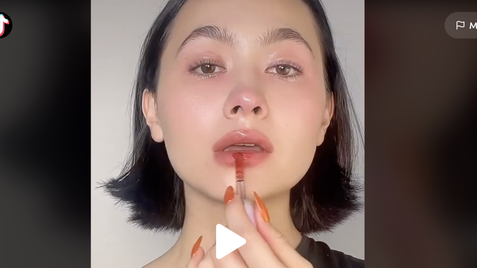 Zoe Kim Kenealy: „This one is for the unstable girlies”. (Bild: Tiktok / zoekimkenealy) Tiktok-Trend: Influencer schminken sich verheulte Augen – warum?