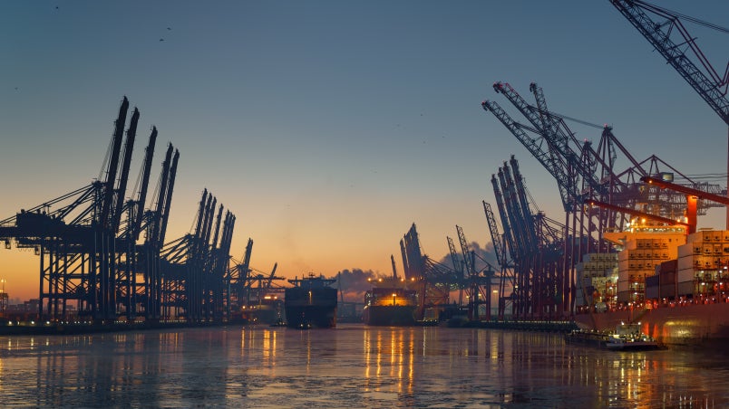 Hamburger Hafen. (Foto: Jonas Weinitschke / shutterstock) Hamburg wird erster europäischer Standort für Test mit autonomen Lkw