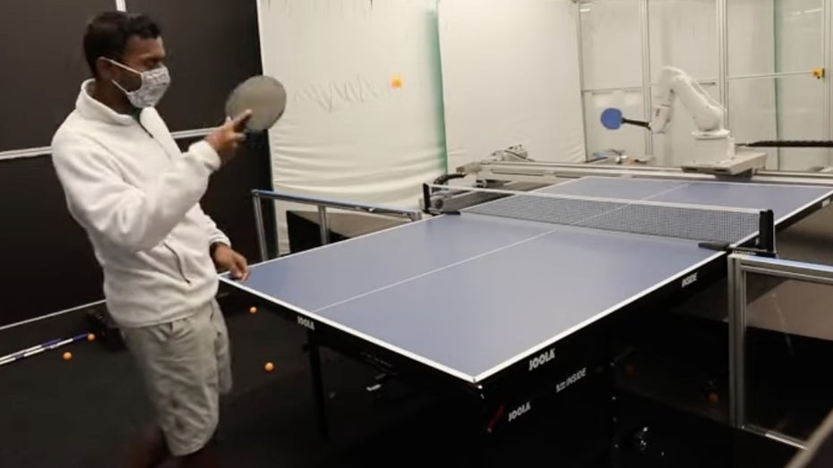 Googles Roboter in Action. (Screenshot: Youtube) Googles Tischtennis-Roboter soll bald gegen Profis antreten