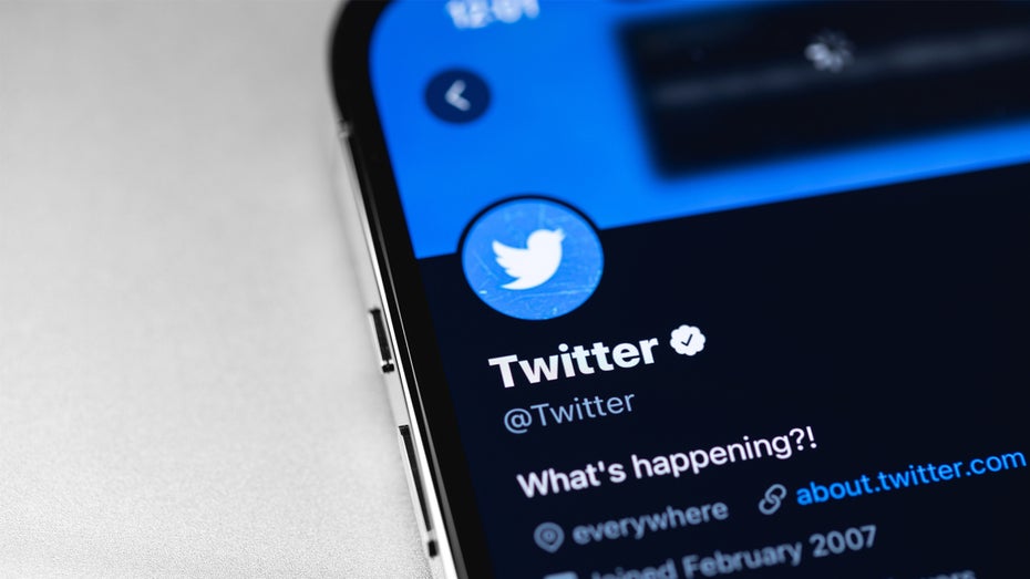 Twitter bekommt wohl bald ein 20-Dollar-Abo. (Foto: Shutterstock / Primakov) Twitter: Blaues Häkchen soll bald 20 Dollar im Monat kosten