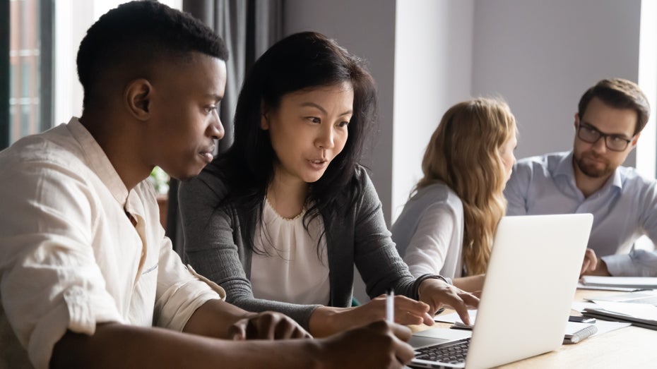 Viele Unternehmen setzen auf KI-Tools, um ihre Diversität zu steigern. (Foto: fizkes / Shutterstock) Studie zeigt: Anti-Diskriminierungs-KI bewirkt oft das Gegenteil