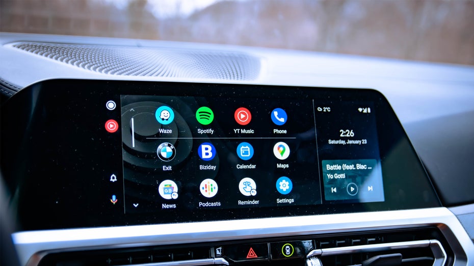 Auch das Driving Mode Dashboard wird nun eingestellt. (Foto: Shutterstock / Gabriel Nica) Google schafft Driving-Mode-Dashboard ab: Android-Auto für Smartphones ohne Nachfolger