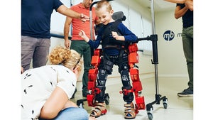 Exoskelett statt Rollstuhl: Junge kann dank Roboterbeinen endlich laufen