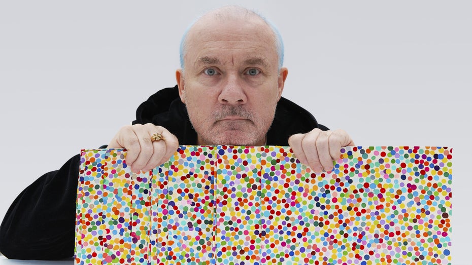 NFT-Projekt The Currency: Damien Hirst mit den „echten“ Kunstwerken. (Foto: dpa) NFT-Aktion: Damien Hirst verbrennt Kunst für über 10 Millionen Dollar