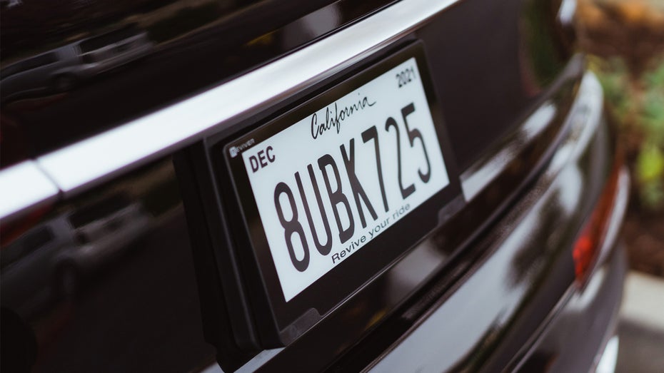 Das digitale Nummernschild ist flexibel. (Foto: Reviver) Kalifornien: Digitale Nummernschilder sind jetzt für alle legal nutzbar