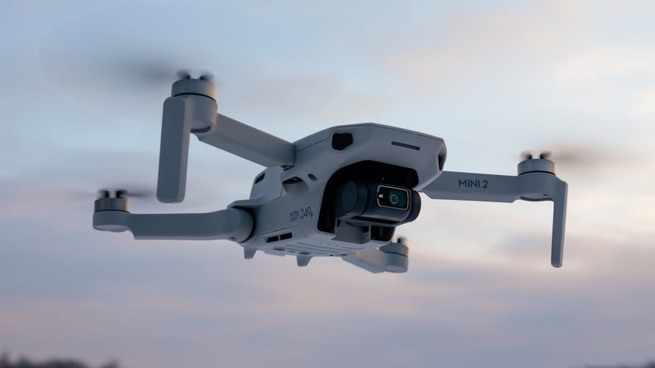 Drohne, hier der eher einfachen Art von DJI. (Foto: Kathrine Andi / Shutterstock.com) Rettung durch KI: So sollen verirrte Wanderer schneller gefunden werden
