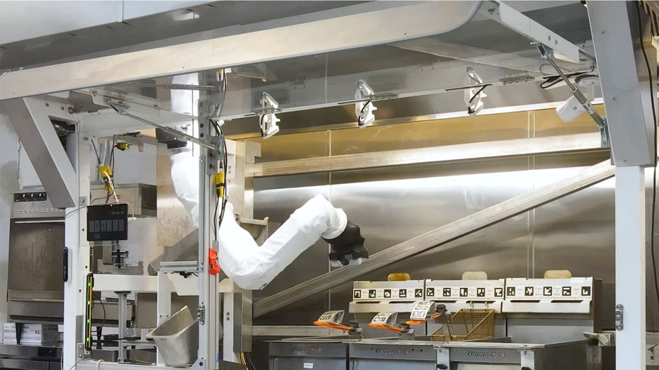 Flippy 2 bei der Arbeit. (Foto: Miso Robotics) Flippy 2: Dieser Roboter macht Pommes besser und schneller als Menschen
