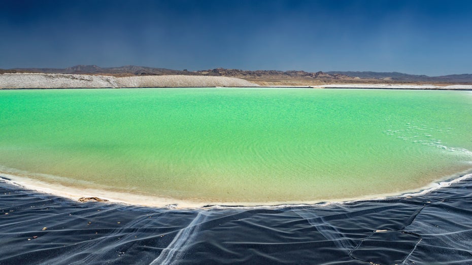 Dieser See in Nevada dient als Salzgewinnungsanlage für Lithium. Nun soll eine neue Methode Lithium-Ionen aus dem Meer filtern. (Foto: Neil Lockhart/ Shutterstock.com) Neues Verfahren gewinnt mehr Lithium aus Meerwasser