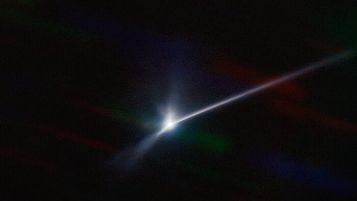 Staubwolke hinter Asteroid Dimorphos. (Foto: CTIO/Noirlab/Soar/NSF/Aura/T. Kareta – Lowell Observatory, M. Knight – US Naval Academy) Dart-Einschlag sorgt für gigantische Staubwolke von 10.000 Kilometern