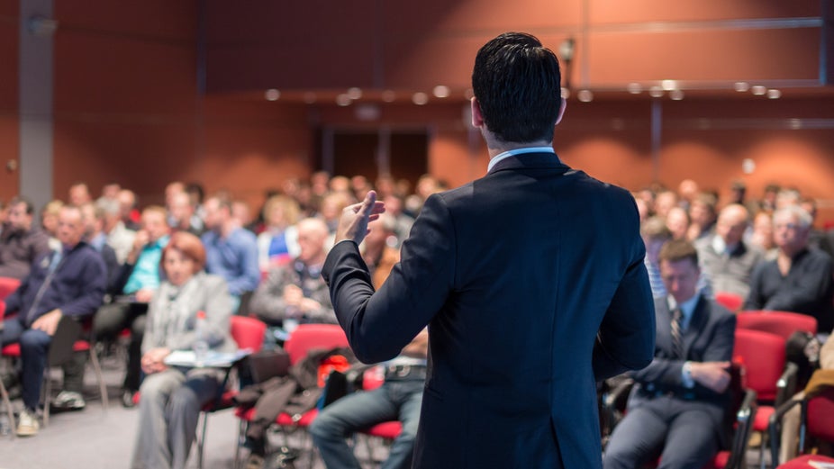 Ein CEO mit Akzent macht auf die Investoren in bestimmten Fällen einen besonders guten Eindruck. (Bild: Matej Kastelic/Shutterstock)