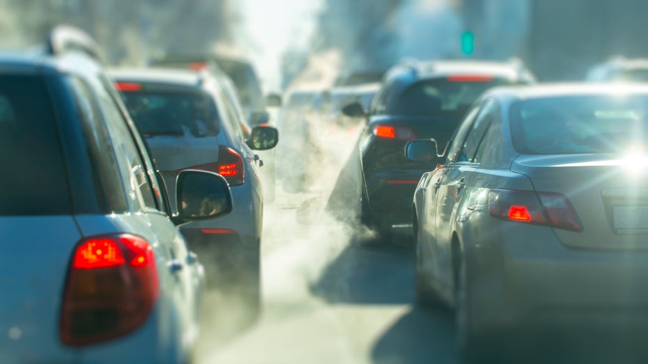 Straßenverkehr mit sichtbaren Abgasen. (Foto: Shutterstock.com / NadyGinzburg)