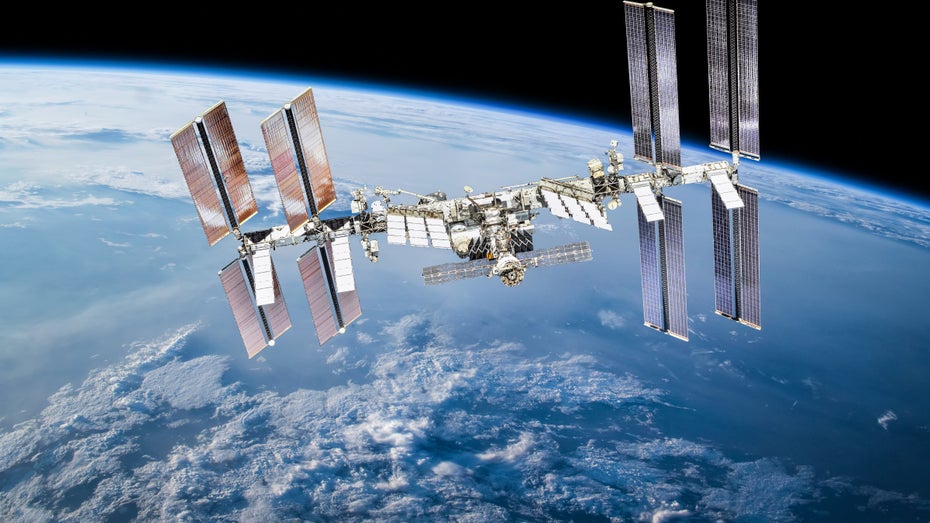 Die internationale Raumstation ISS mit Blick auf die Erde (Bild: Shutterstock.com / Dima Zel)