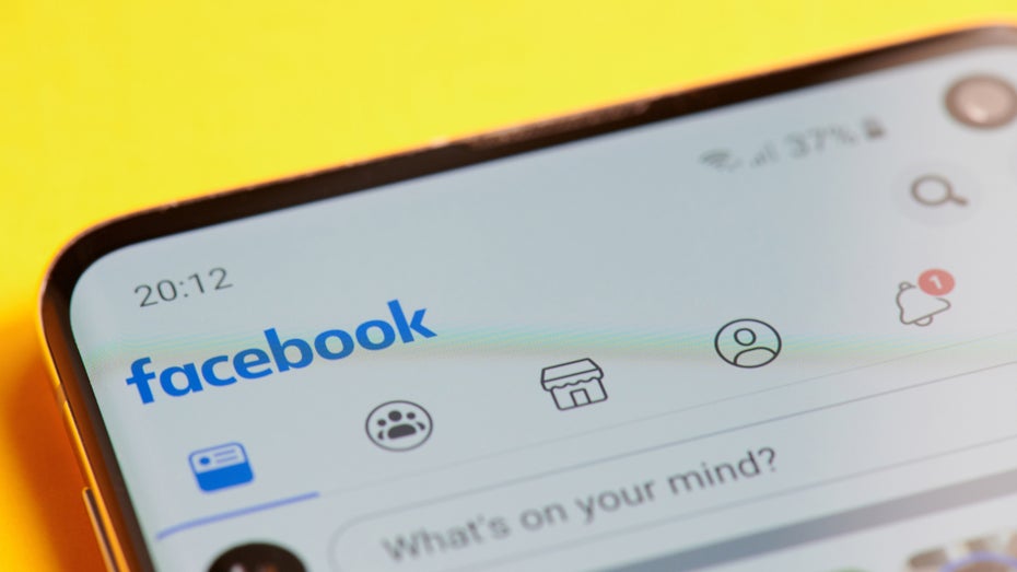 Mehr als 50 Prozent der Nutzerzeit auf Facebook wird mit Videoinhalten verbracht, der Konsum von Reels steigt – jetzt bastelt das Unternehmen an einer Co-Autor-Funktion für die Video-Kurzclips. (Foto: Shutterstock.com / PixieMe) Ausschnitt eines Smartphones, auf dem die Facebook-App geöffnet ist. (Foto: Shutterstock.com / PixieMe)
