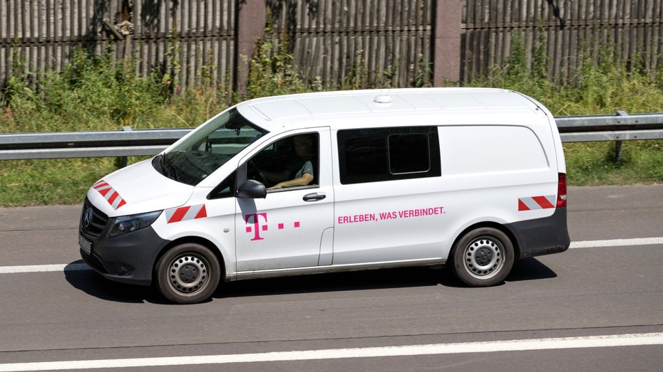 In Zukunft sollen Dienstfahrzeuge der Telekom nur noch von Elektromotoren angetrieben werden. (Foto: Shutterstock/Bjoern Wylezich) Für mehr Nachhaltigkeit: Deutsche Telekom setzt ab 2023 nur noch auf E-Autos
