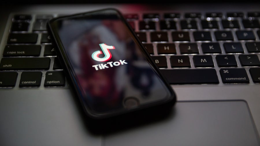 Content-Klau, Bot-Armeen und Todesschalter: Schwere Vorwürfe gegen Tiktok